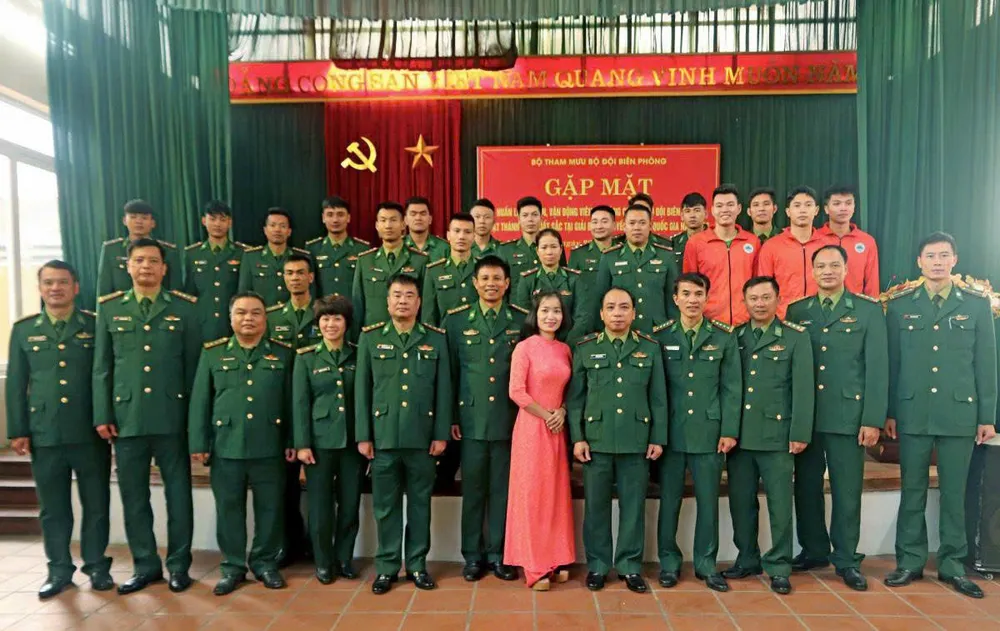 Tập thể thể thao Biên Phòng đã được động viên khen thưởng với kết quả á quân giải bóng chuyền vô địch quốc gia 2023. Ảnh: VĂN KHƯƠNG