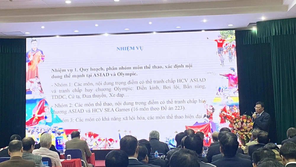 Cục trưởng Đặng Hà Việt trao đổi về các vấn đề của thể thao thành tích cao Việt Nam. Ảnh: MINH MINH