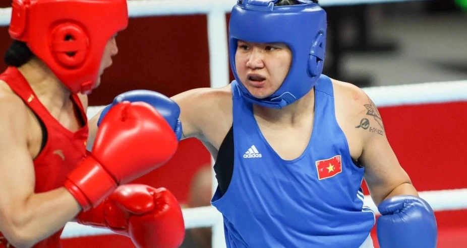 Diễm Quỳnh (xanh) là gương mặt sẽ dự vòng loại Olympic tới đây của boxing nữ Việt Nam. Ảnh: LƯỢNG LƯỢNG