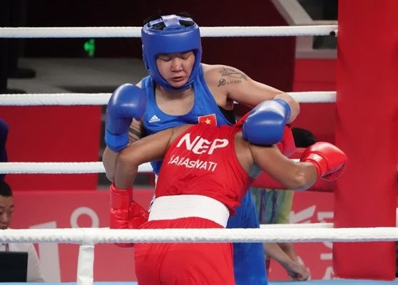 Lưu Diễm Quỳnh (xanh) là tuyển thủ từng giành HCĐ ASIAD 19 cho boxing Việt Nam và đang chuẩn bị chuyên môn hướng tới dự vòng loại Olympic.