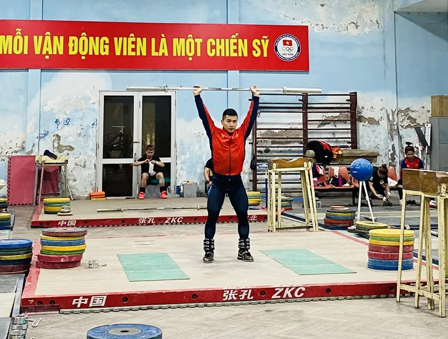 Lực sỹ Trịnh Văn Vinh đang chuẩn bị chuyên môn để tiếp tục thi đấu vòng loại Olympic. Ảnh: MINH MINH