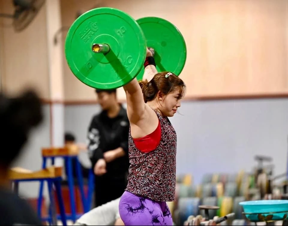 Lực sỹ Phạm Hồng Thanh đang tập huấn tại Trung Quốc. Ảnh: VIETNAMWEIGHTLIFTING