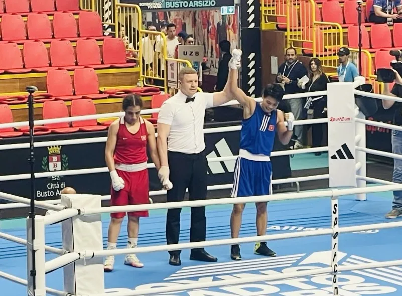 Kim Ánh và niềm vui chiến thắng. Boxing Việt Nam có tấm vé chính thức dự Olympic Paris (Pháp) 2024. Ảnh: CỤC TDTT