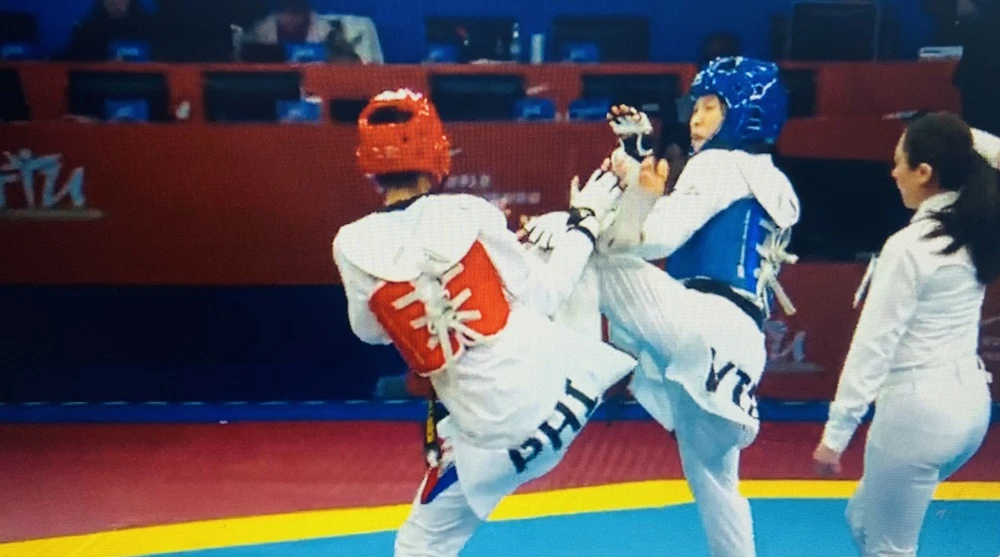 Kim Tuyền (xanh) để thua đáng tiếc tại giải vòng loại Olympic trong hạng 49kg ngay trận đầu tiên. Ảnh: MINH MINH