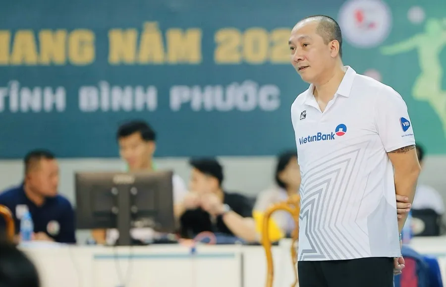 HLV Nguyễn Tuấn Kiệt và đội nữ Ngân hàng Công thương vẫn đang đi tìm chiến thắng đầu tay ở giải năm nay. Ảnh: DŨNG PHƯƠNG