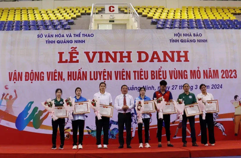 Vi Thị Như Quỳnh và các gương mặt xuất sắc của thể thao Quảng Ninh năm 2023 được nhận thưởng. Ảnh: HÀ PHONG BQN quynh 1.jpg