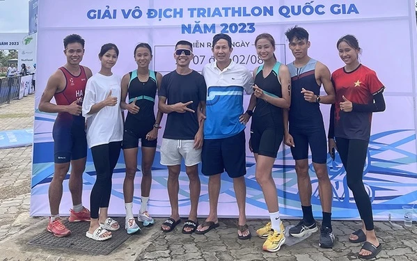 HLV Lưu Văn Hùng (giữa) đã là trưởng bộ môn triathlon của thể thao Thanh Hóa. Ảnh: BTH