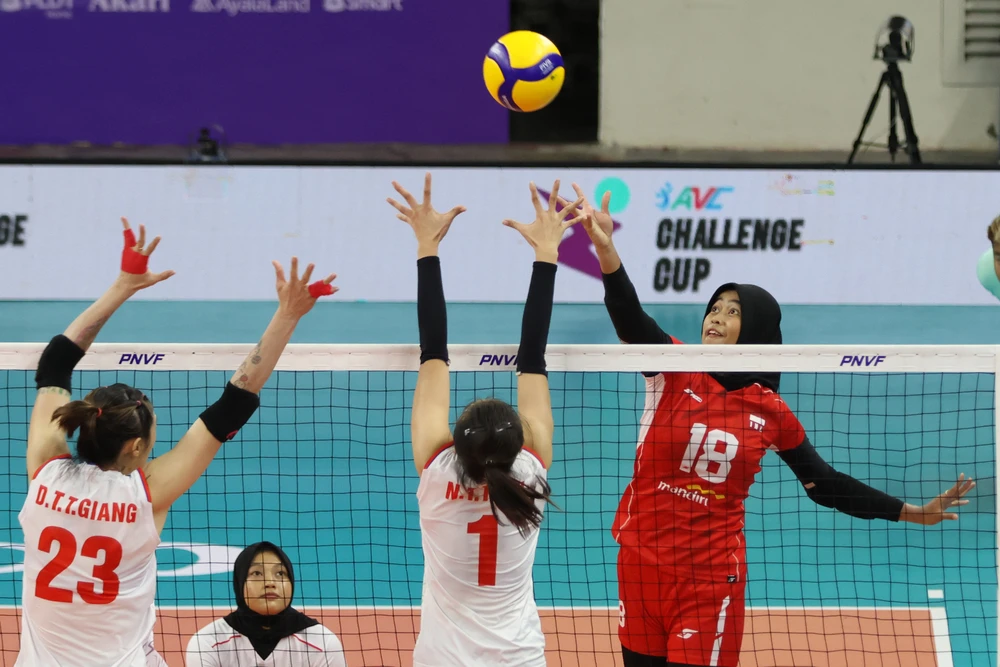 Chúng ta chơi bình tĩnh trước các pha tấn công của đội nữ Indonesia. Ảnh: AVC vietnam2.jpg