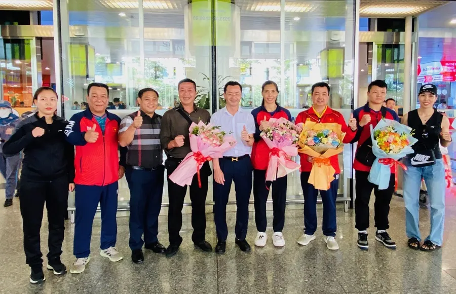 Hà Thị Linh được gặp mặt động viên tinh thần ngay tại sân bay Nội Bài (Hà Nội). Ảnh: MINH MINH IMG_9103.jpg