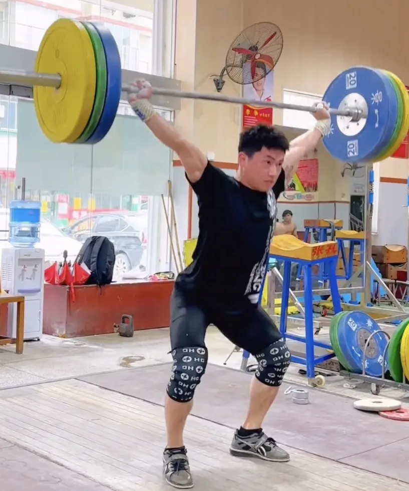 Trịnh Văn Vinh đang tập luyện tại khu tập huấn ở Trung Quốc. Ảnh: MINH MINH
