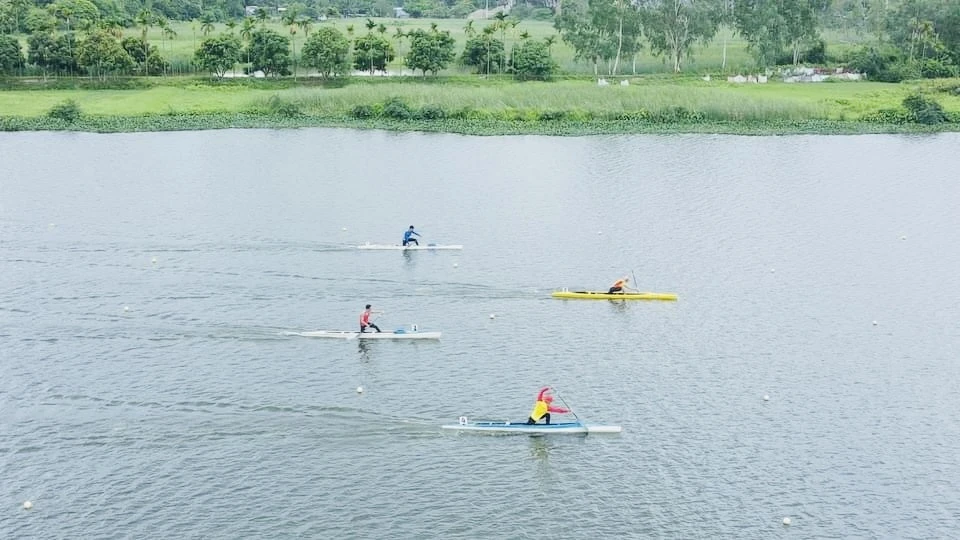 Các tay chèo canoeing đã thi đấu quyết liệt trong ngày đầu của giải. Ảnh: DUATHUYENVN