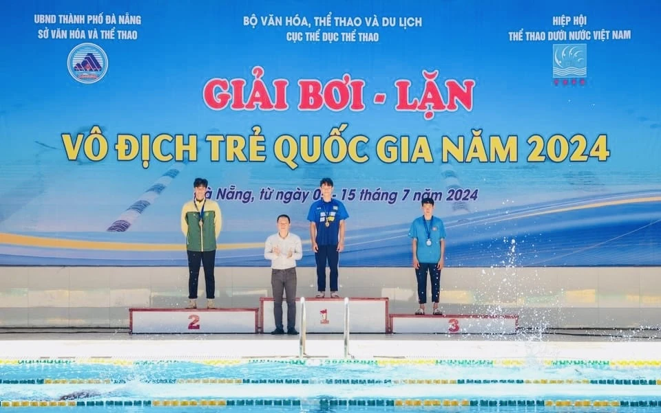 Các VĐV thi đấu để giành những kết quả tốt nhất tại giải bơi vô địch trẻ quốc gia 2024. Ảnh: VASA