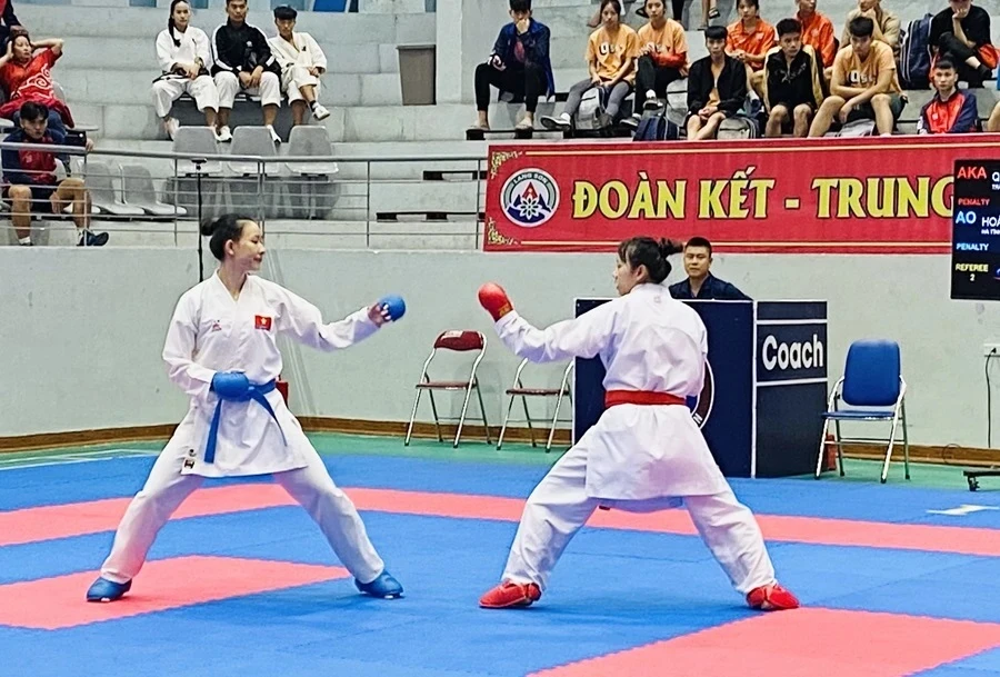 Võ sỹ karate cả nước bước vào tranh tài giải vô địch các câu lạc bộ quốc gia 2024. Ảnh: MINH MINH