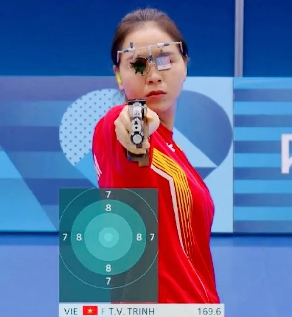 Xạ thủ Trịnh Thu Vinh đã thi đấu nỗ lực trong chung kết bài bắn và được mọi người động viên tích cực. Ảnh: BSVN
