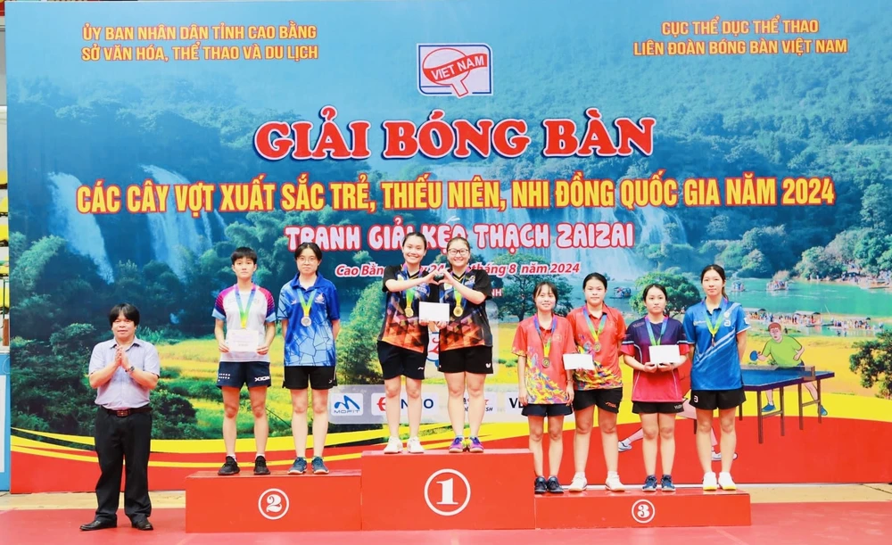 Hai tay vợt của TPHCM giành ngôi vô địch đôi nữ nhóm tuổi 22-23 tại giải. Ảnh: NGUYỄN TIẾN HÙNG