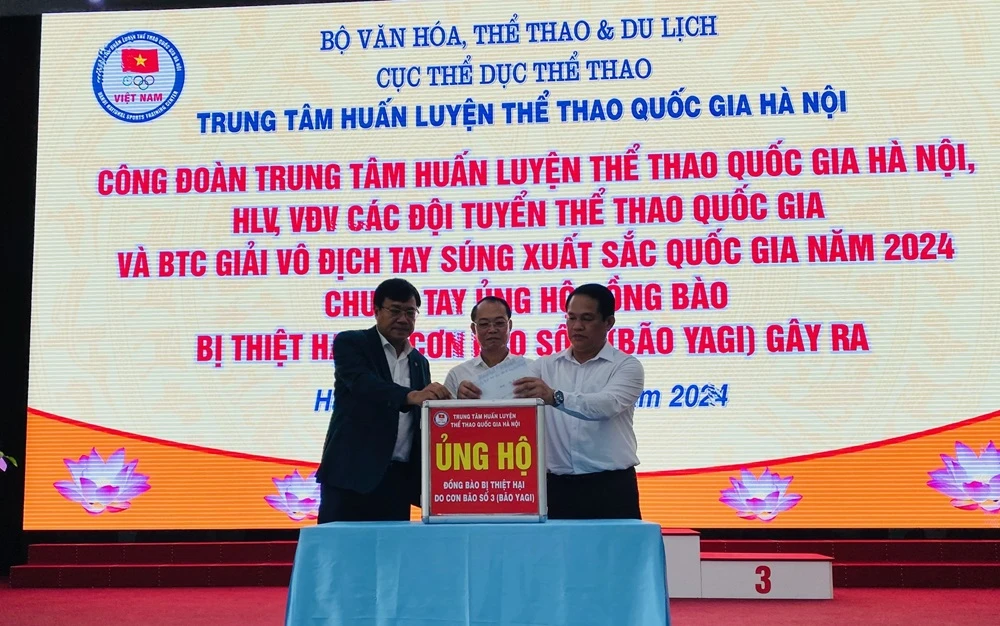 Lãnh đạo ngành thể thao tham gia chương trình quyên góp ủng hộ được tổ chức tại Trung tâm HLTTQG Hà Nội. Ảnh: MINH MINH