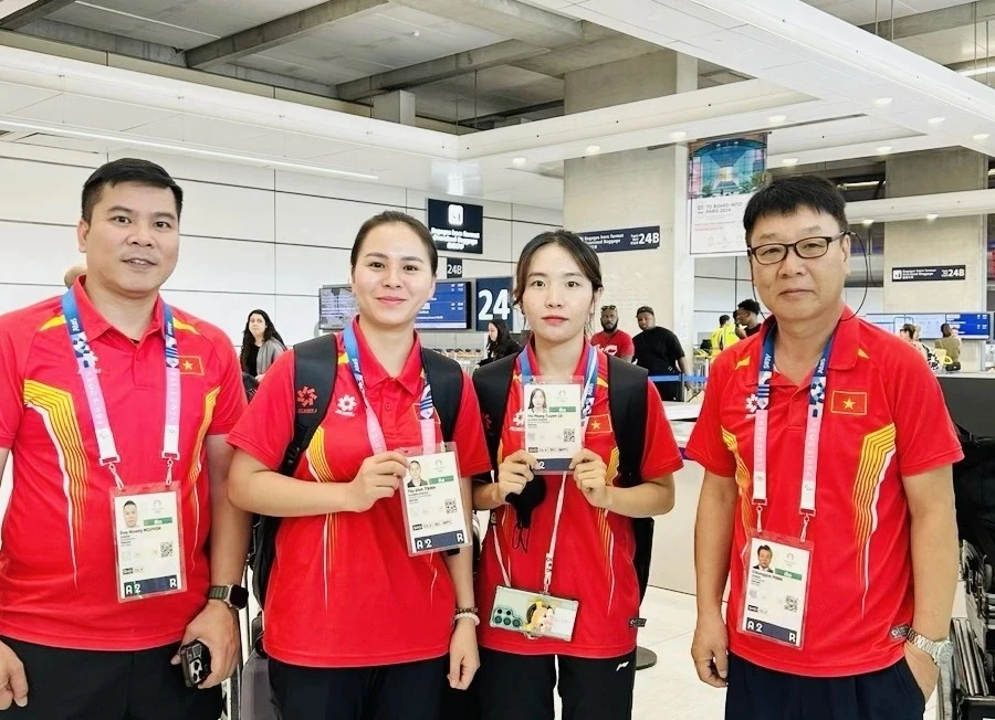 Chuyên gia Park Chung-gun (phải) đã dự Olympic 2024 cùng bắn súng Việt Nam và đây là giải đấu cuối ông huấn luyện chuyên môn cho các xạ thủ trước khi kết thúc với thể thao Việt Nam. Ảnh: MINH MINH