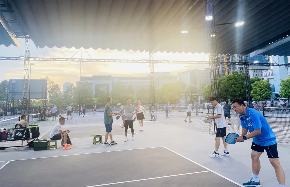 Các tay vợt của đội Bắc Giang đang tập luyện chuẩn bị tranh tài ở giải pickleball quốc gia sắp tới tại Thái Bình. Ảnh: MINH MINH