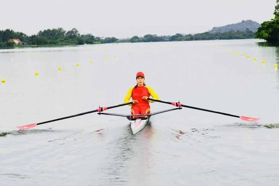 VĐV đua thuyền luôn chấp nhận những khắc nghiệt của thời tiết nhưng họ luôn đam mê nghề, không bao giờ từ bỏ tay chèo. Ảnh: ĐOÀNTTVN