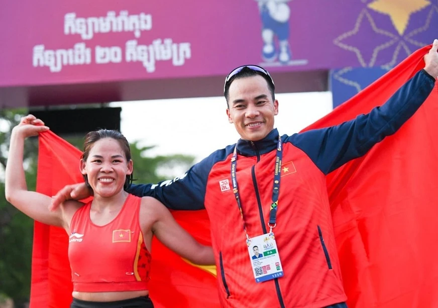 Thanh Phúc (trái) từng giành HCV đi bộ 20km nữ tại SEA Games 32 tổ chức ở Campuchia. Ảnh: ĐIENKINHVN