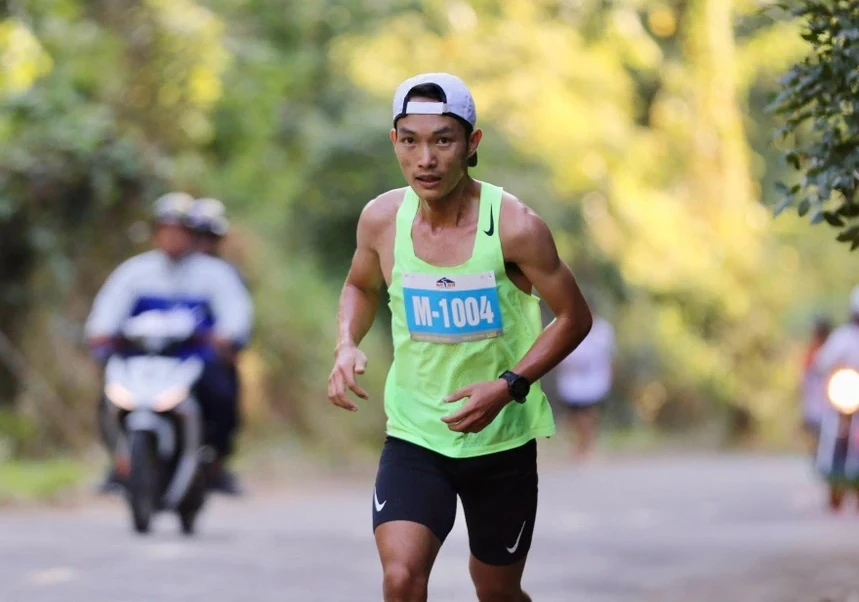 Hoàng Nguyên Thanh đang là VĐV thi đấu marathon - 42km nam tốt nhất Việt Nam. Ảnh: GIA MẪN