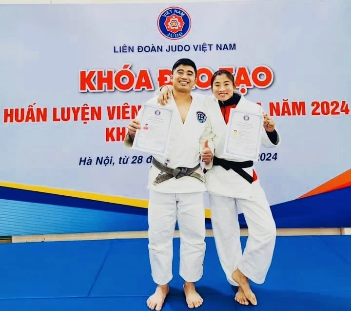 Hoàng Thị Tình (phải) đã vượt qua khóa đào tạo để có chứng nhận HLV judo quốc gia năm 2024. Ảnh: VĂN LỢI