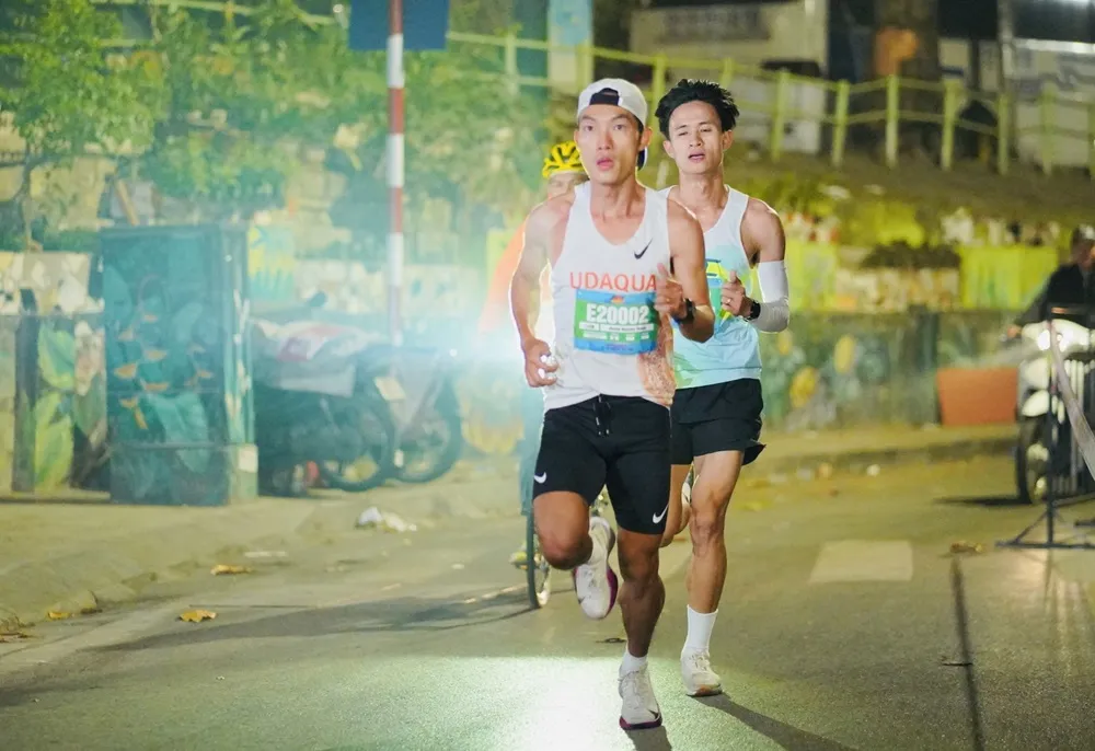 Hoàng Nguyên Thanh và Nguyễn Trung Cường bám đuổi nhau tại nội dung 21km lần này. Ảnh: VHM IMG_1284.jpg