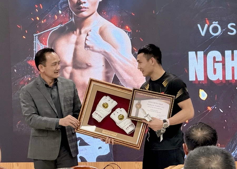 Võ sỹ Nghiêm Văn Ý đã nhận danh hiệu nam VĐV tiêu biểu nhất năm 2024 của MMA Việt Nam. Ảnh: MINH MINH