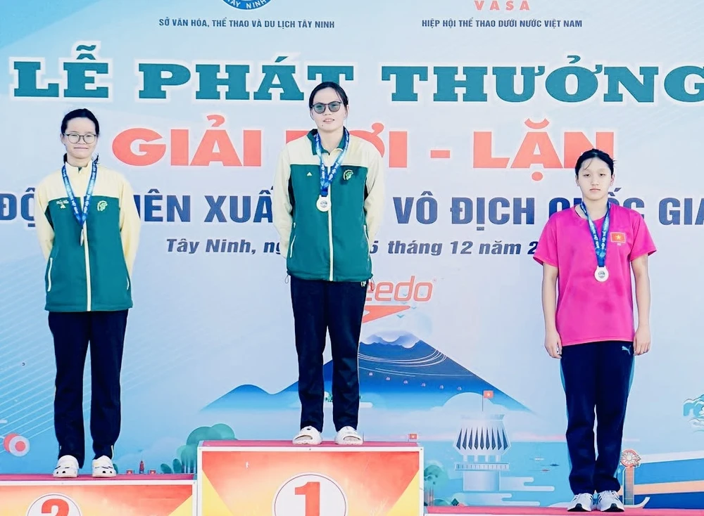 Khả Nhi (giữa) đang là 1 trong những gương mặt trẻ triển vọng của đội tuyển bơi Việt Nam được tập huấn năm 2025. Ảnh: TYR