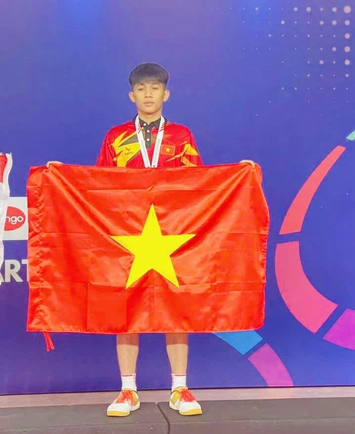 Tay vợt Nguyễn Văn Tuấn Anh được đánh giá có khả năng đánh ôm bàn hiệu quả. Ảnh: VTTF IMG_4379.jpg