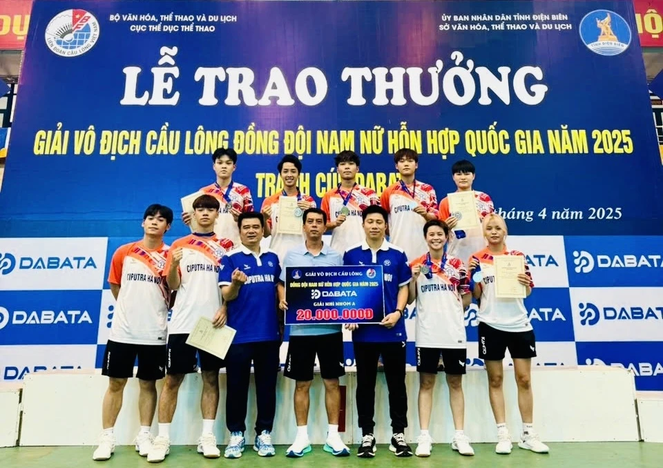 Đội Hà Nội có tấm HCB sau trận chung kết. Ảnh: VBF IMG_4403.jpg