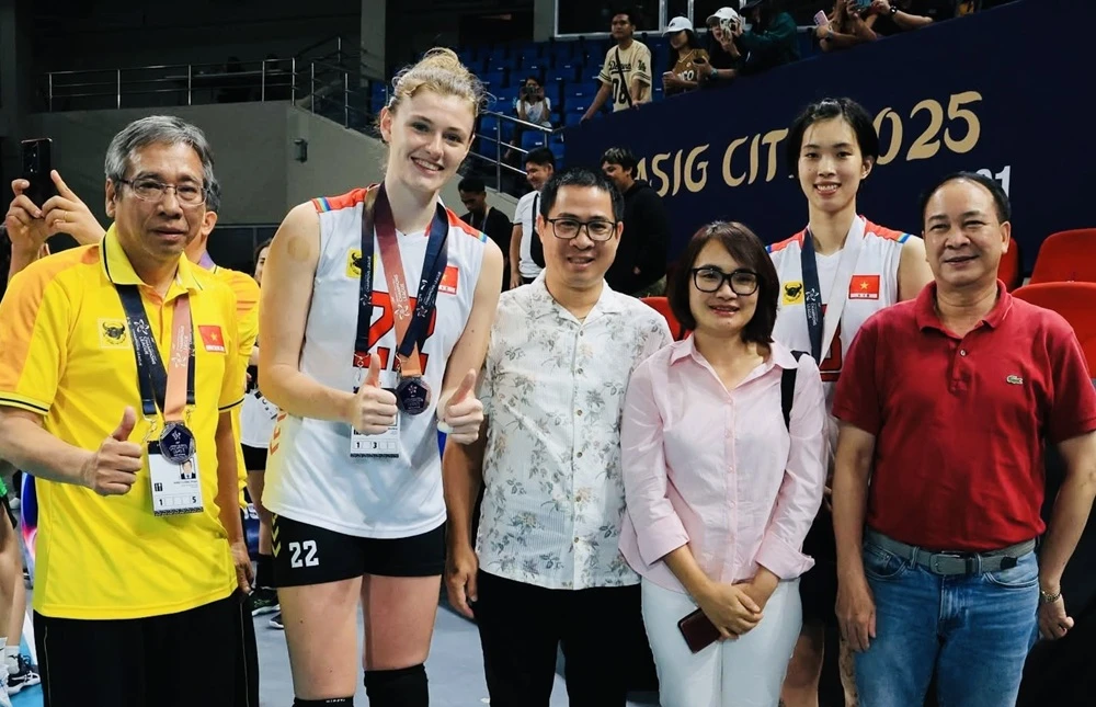 Đại diện Đại sứ quán Việt Nam tại Philippines đã cổ vũ đội bóng trong quá trình thi đấu. Ảnh: VTVBDLA IMG_4479.jpg
