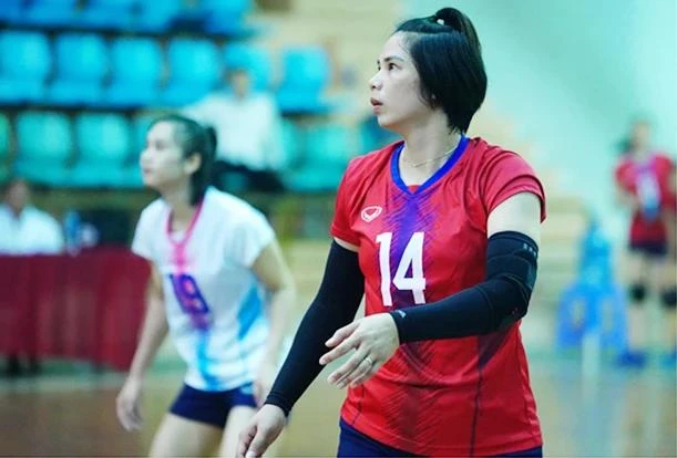 HLV Bùi Thị Huệ (14) đảm trách HLV trưởng đội nữ trẻ Thái Bình thi đấu tại Trà Vinh năm nay. Ảnh: D.P