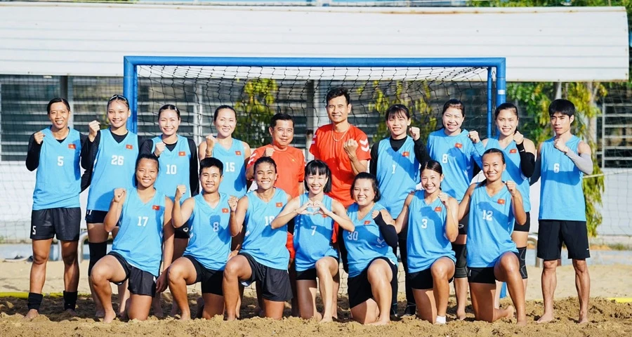 Đội bóng ném nữ Việt Nam tự tin thi đấu giải vô địch bãi biển châu Á 2025. Ảnh: PICHOOF