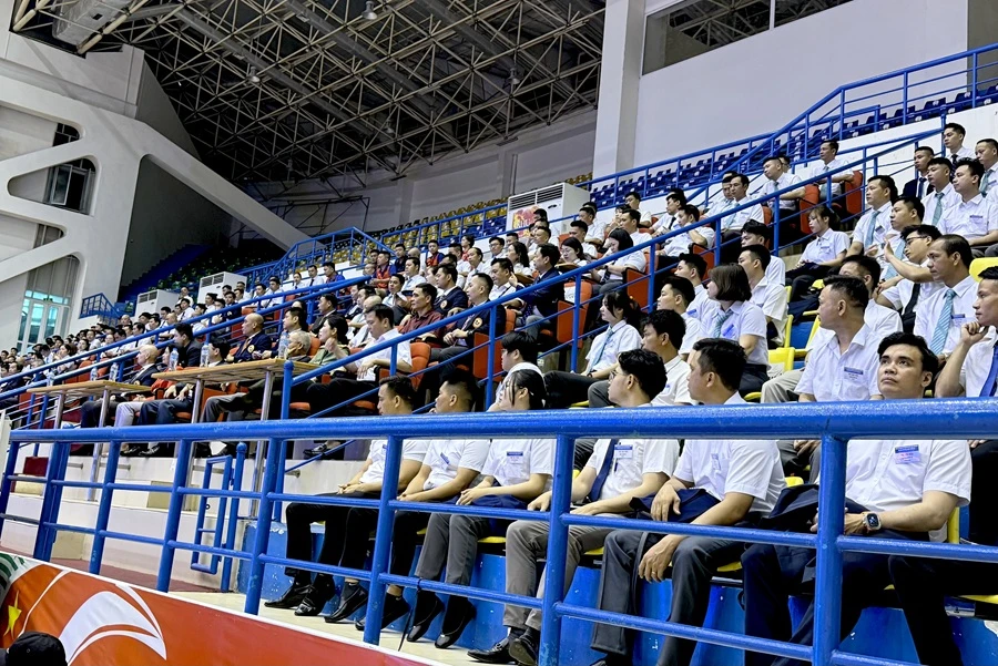 Các HLV, trọng tài tham gia chương trình lần này của Cục TDTT Việt Nam. Ảnh: MINH MINH IMG_4773.jpg