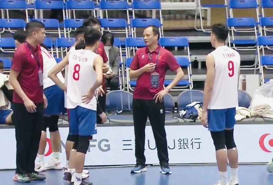 Đội tuyển bóng chuyền nam Việt Nam để thua tại trận đầu tiên của Cúp các câu lạc bộ nam châu Á 2025. Ảnh: AVC