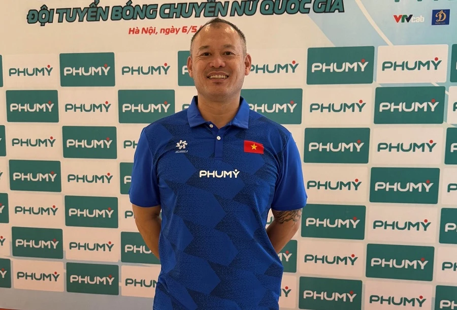 Chuyên gia thể lực Karl Lim cũng làm huấn luyện thể lực cho đội bóng chuyền nữ trẻ Việt Nam. Ảnh: MINH MINH
