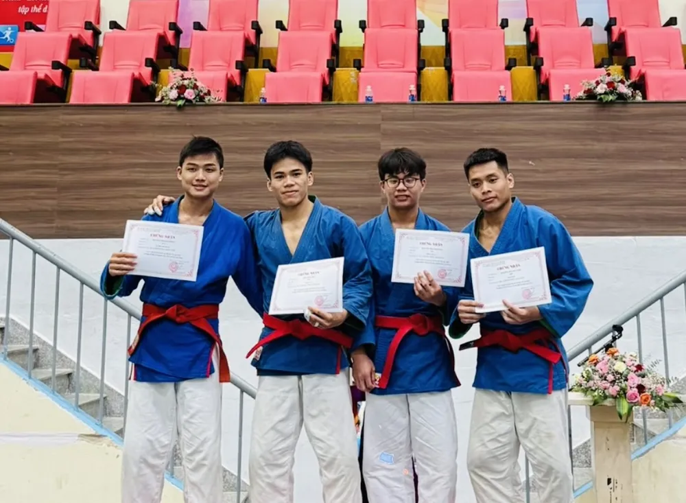 Võ sỹ Chu Đức Đạt (thứ 2 từ trái qua) của tuyển judo Việt Nam cũng tham dự giải lần này. Ảnh: Đ.ĐẠT IMG_4898.jpg