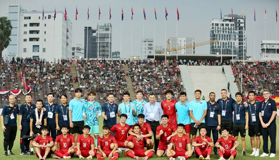 Đội bóng đá Việt Nam có tấm HCĐ tại SEA Games 32 ở Campuchia. Ảnh: VFF vnt.jpg