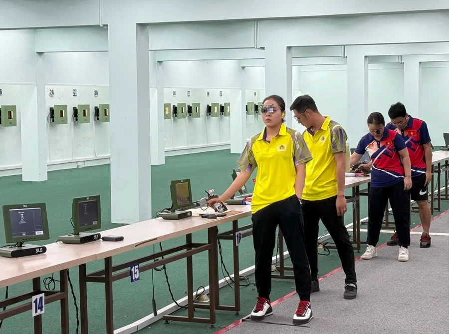 Xạ thủ Trịnh Thu Vinh không giành được tấm HCV cá nhân bài bắn 10m súng ngắn hơi nữ. Ảnh: MINH MINH