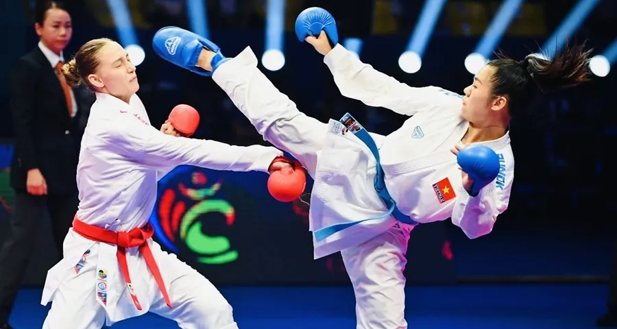 Nguyễn Thị Ngoan (phải) ra đòn ghi điểm trước đối thủ trong trận chung kết đồng đội nữ. Ảnh: AKF IMG_5144.jpg