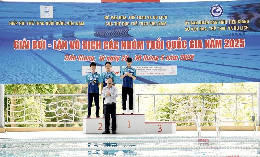VĐV đạt thành tích được trao huy chương sau thi đấu. Ảnh: VASA boi 11.jpg