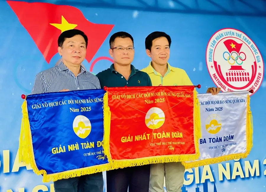 Các đơn vị dẫn đầu kết quả thi đấu tại giải năm nay đã được nhận cờ lưu niệm. Ảnh: MINH MINH