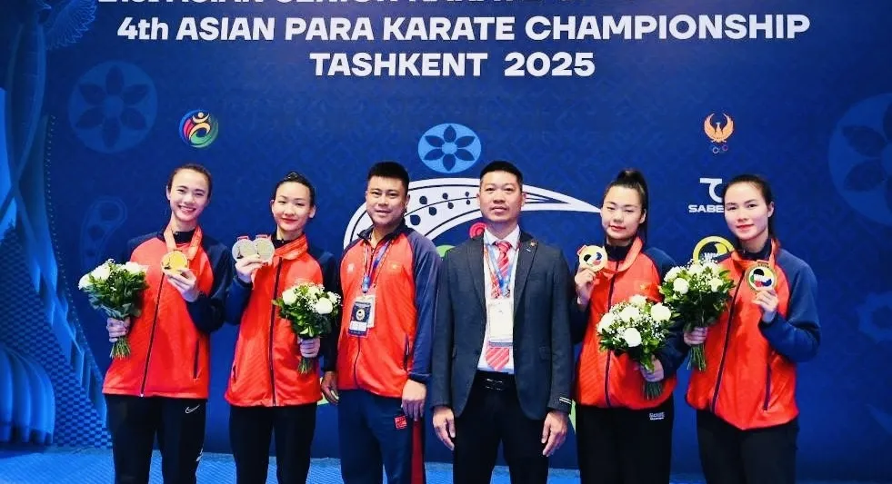 HLV Dương Hoàng Long (áo đen) và đội kumite nữ của karate Việt Nam bảo vệ tấm HCV vô địch châu Á tại Uzbekistan. Ảnh: AKF IMG_5244.jpg