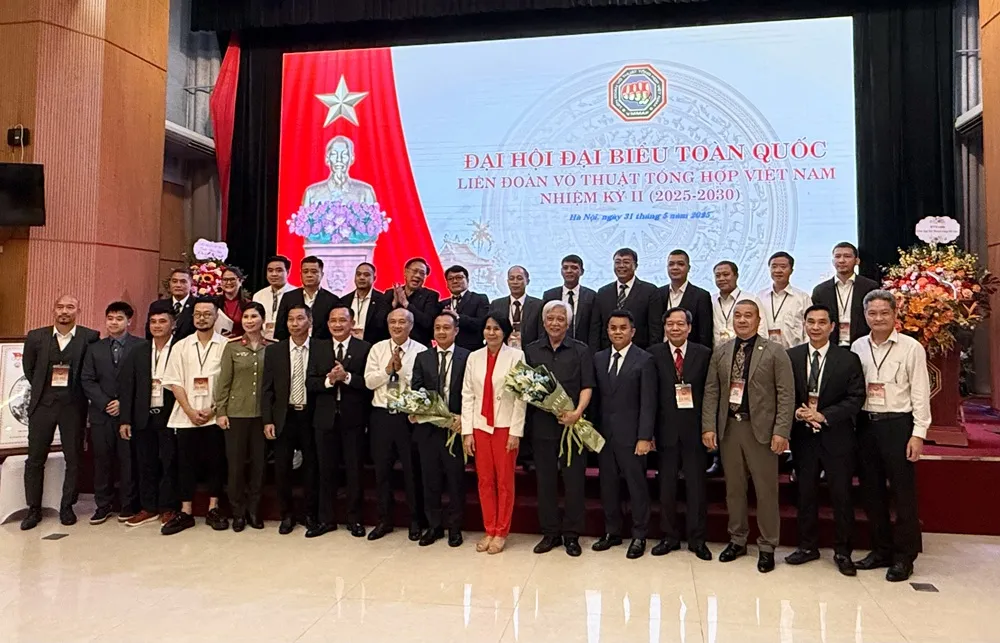 Ban chấp hành nhiệm kì 2 của Liên đoàn võ thuật tổng hợp Việt Nam ra mắt sau Đại hội đại biểu. Ảnh: MINH MINH