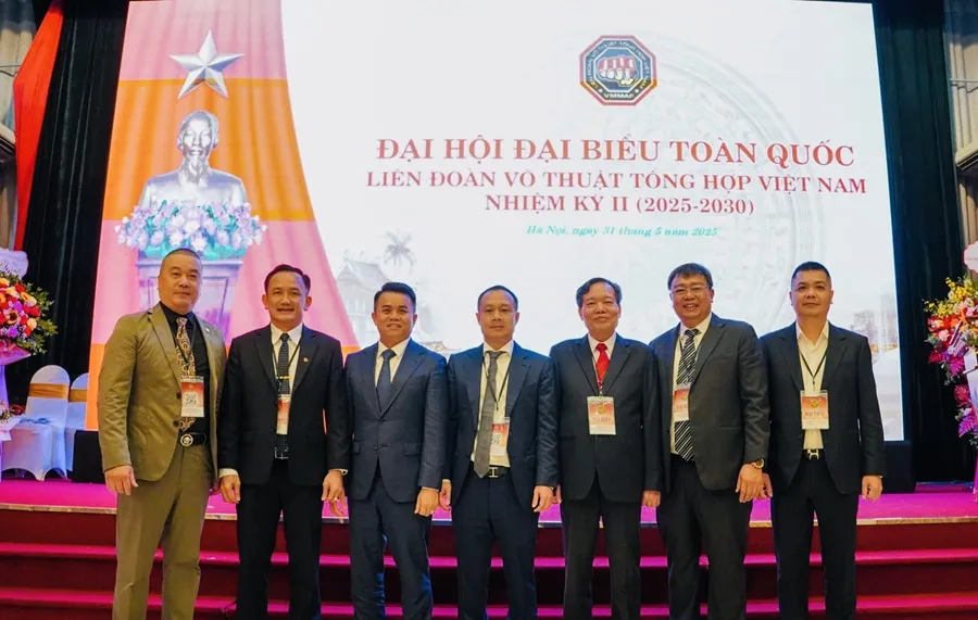 Chủ tịch Ngô Đức Quỳnh (giữa) và thành viên Ban thường vụ Liên đoàn nhiệm kì 2. Ảnh: VMMAF IMG_5322.jpg
