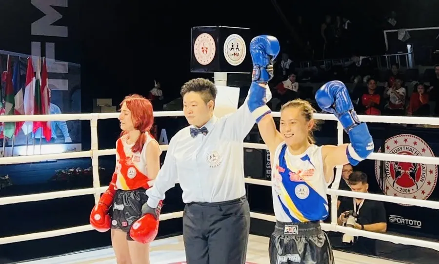Huỳnh Hà Hữu Hiếu (xanh) đã thắng knock-out tại chung kết để giành HCV giải thế giới 2025. Ảnh: IFMA