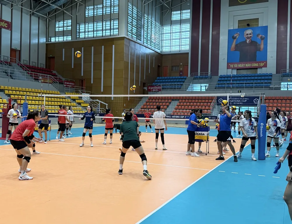 Tuyển thủ đội tuyển bóng chuyền nữ Việt Nam đang tập tại Đông Anh (Hà Nội). Ảnh: MINH MINH