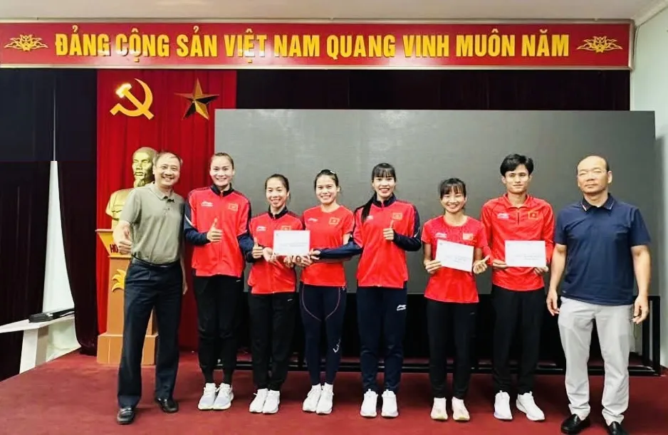 Các tuyển thủ tiếp sức 4x400m nữ được khen thưởng. Ảnh: ĐKVN IMG_5460.jpg