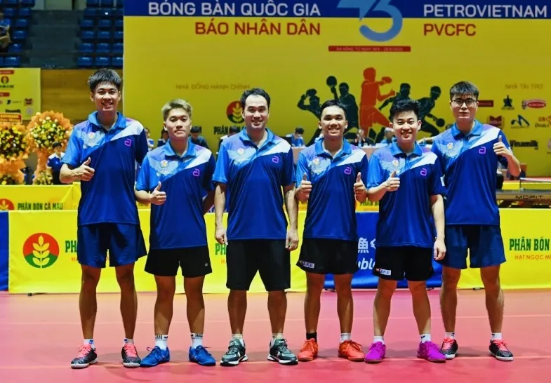 Lê Đình Đức (thứ 2 từ phải qua) và đồng đội có vị trí số 1 nội dung đồng đội nam. Ảnh: DUY LINH IMG_5478.jpg